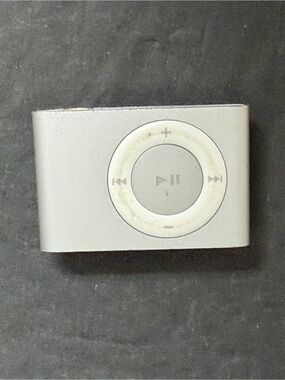 Apple iPod Shuffle 2nd Generation 1GB Silver A1204